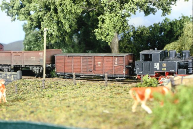 Der Pufferwagen MD-410 hinter der 24