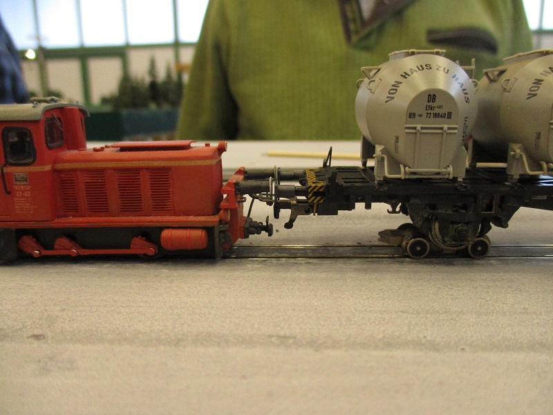 V22-03 mit Regelspurwagen aufgebockt