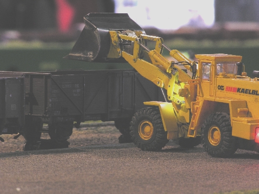 Beladen eines O-Wagen bei Nacht und Nebel