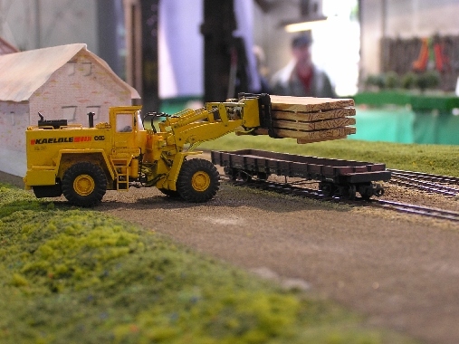 Radlader mit Gabel und Holzladung