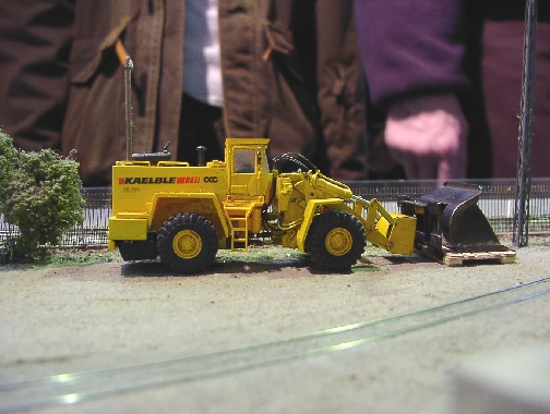 Radlader neben dem Gleis