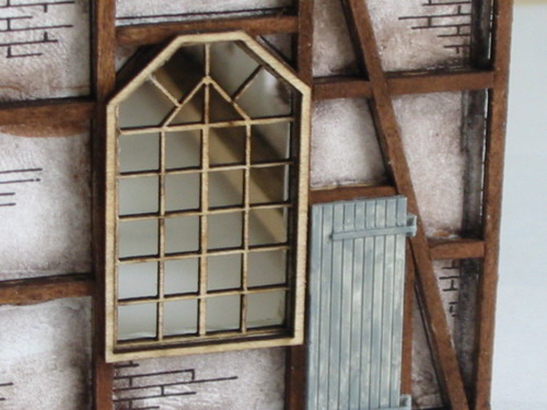 Die Fenster wurden aus Karton ausgelasert