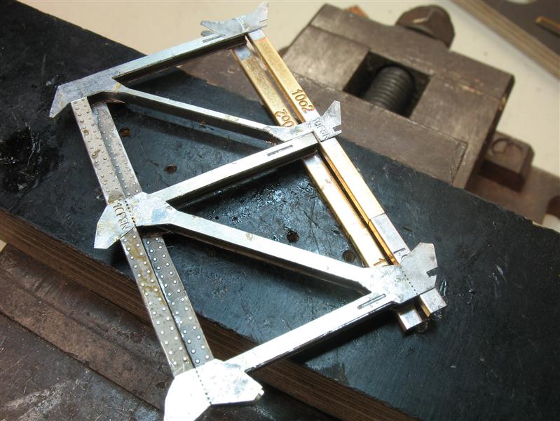 Bild 25: L�ngstr�ger-Fachwerk vor dem Umbiegen der U-Profile (2. Seite)