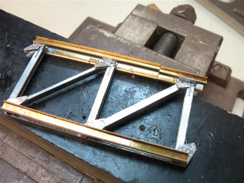 Bild 27: Nach Umbiegen der U-Profile/Knotenbleche