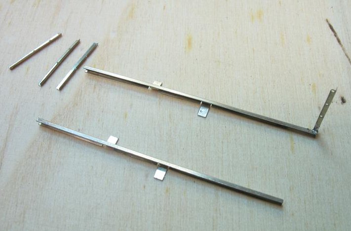 Bild 30: Einzelteile der Gel�nderst�tzen