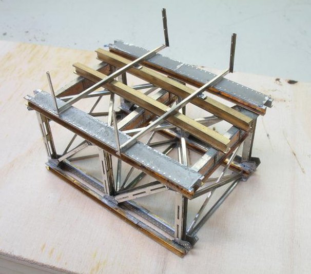 Bild 35: Passprobe Br�ckenkasten mit aufgelegten I-Profilen und Gel�nderst�tzen