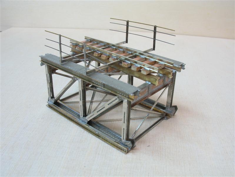 Bild 42: Br�ckenabschnitt mit Gel�nder und Gleis