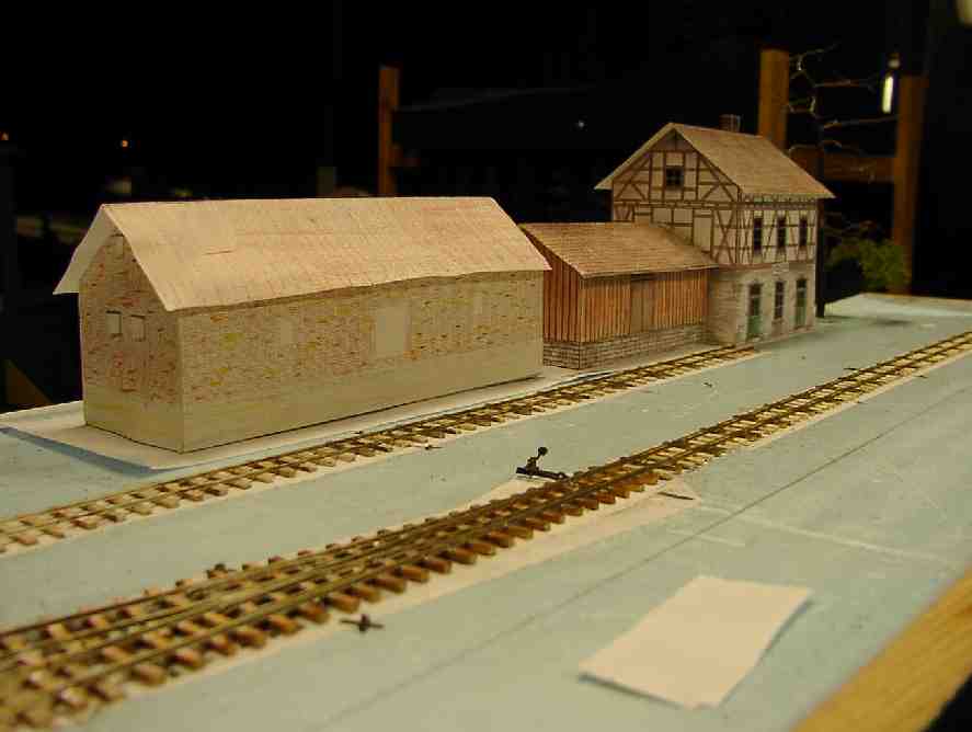 Der Schuppen als Pappmodell zur Stellprobe