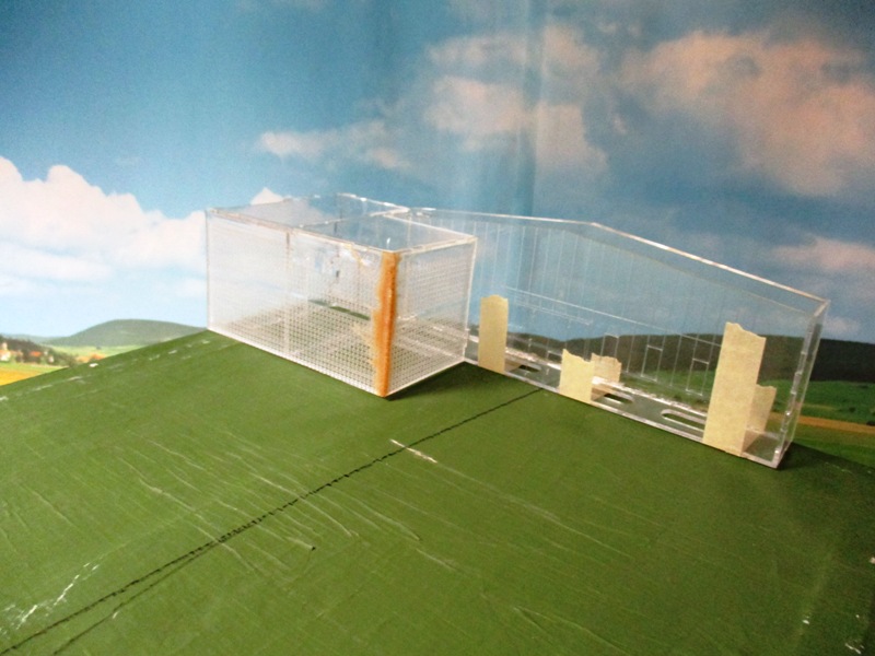 Halle mit Anbau auf dem Modul