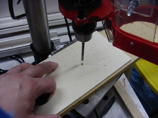 Bohren der Lcher fr die Schloschrauben