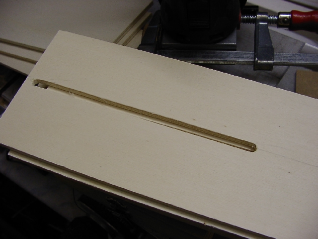 Langlcher fr die seitlichen Stellschrauben