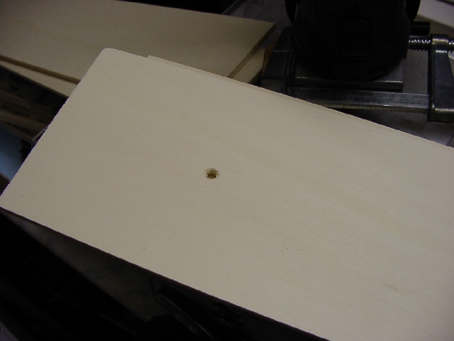 Die Schloschrauben werden hier eingeklebt