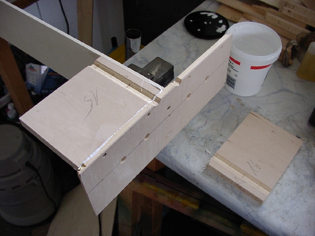 Montage des ersten seitlichen Auflagebrettes