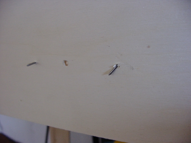 Die Halterungen werden genagelt