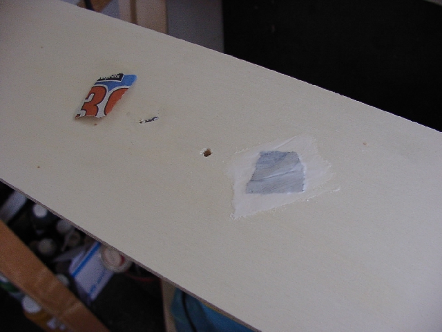 Die Ngel umgebogen und mit einer Papierlage abgedeckt