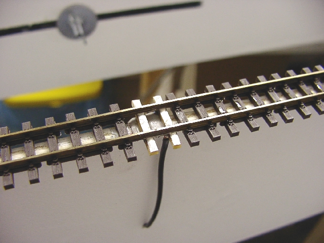 Das Flexgleis wird in der Mitte festgelegt