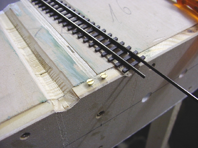 der feste Teil der Gleise wird normal befestigt