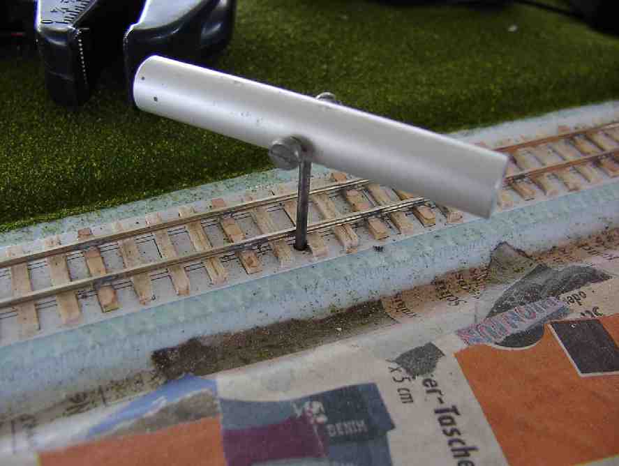 zwischen die Schwellen und nahe am Gleis sitzt das Loch richtig