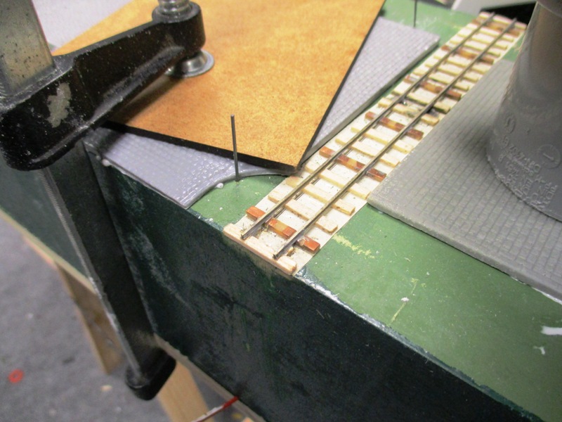 Plattengruppen mit Stiften fixiert