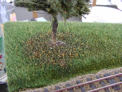 Der Baum steht