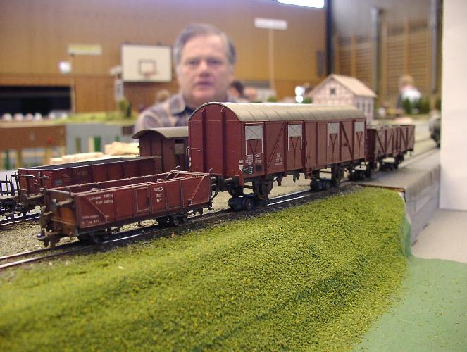 Pufferwagen mit aufgebockten Regelspurwagen