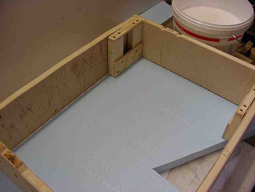 Die Grundplatte einkleben