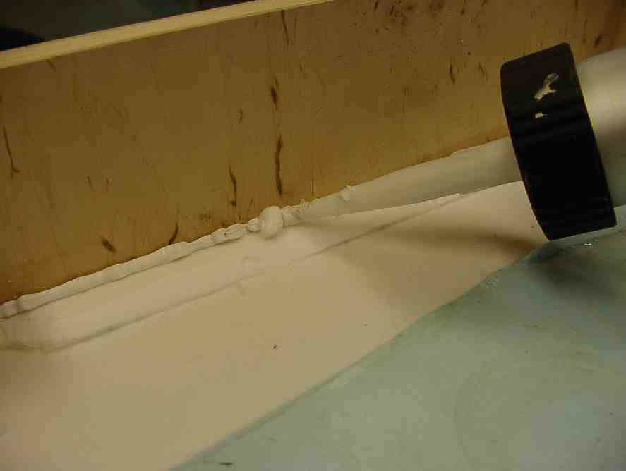 Die Grundplatte mit Acryl ausspritzen