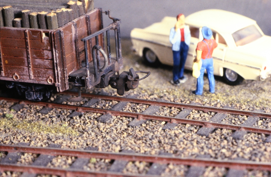 Angemalt mit Abtnfarbe, 
eingeschottert und reichlich befahren sieht man hier das Selbstbaugleis mit den Schienenngeln im 
Vergleich zum Liliput O-Wagen und Ford Taunus 17m. So sollte H0e Gleis aussehen. Im vorderen Gleis Code 55, 
im hinteren Gleis Code 40.