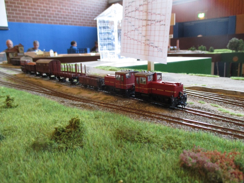 V22-01&02 mit G�terzug im Bahnhof D�rzbach