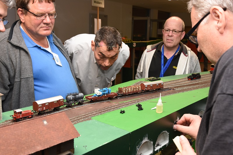 manuelles Aufgebocken der Regelspurwagen