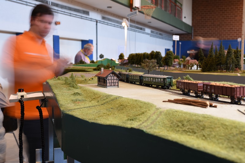 Sch�lerzug kreuzt G�terzug in Olnhausen