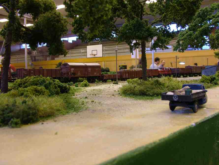 V22-01 und V22-02 vor einem G�terzug