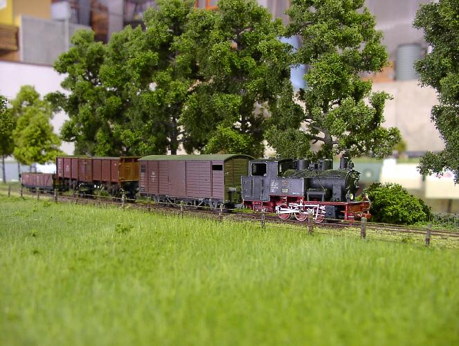 24� mit G�terzug auf Strecke