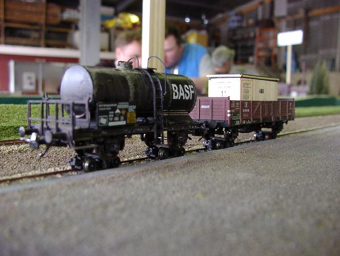 aufgebockte G-Wagen an der LStr in Widdern