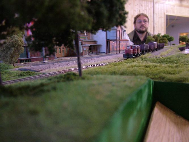 V22-01 und V22-02 vor einem G�terzug