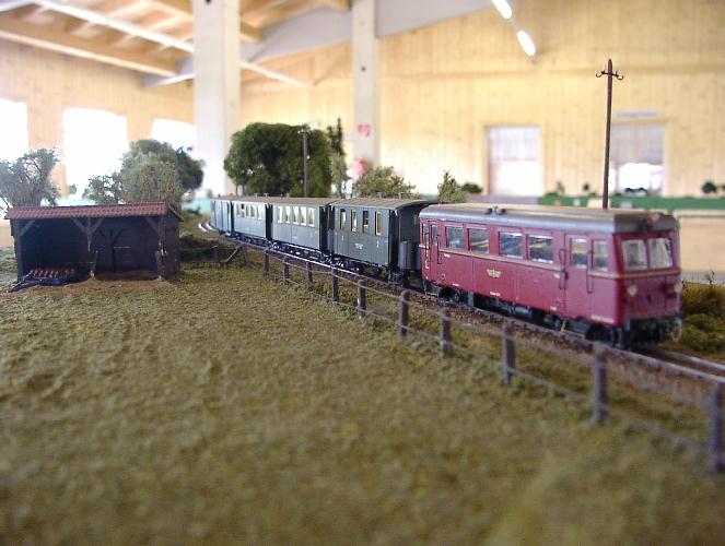 Der Personenzug auf der Strecke