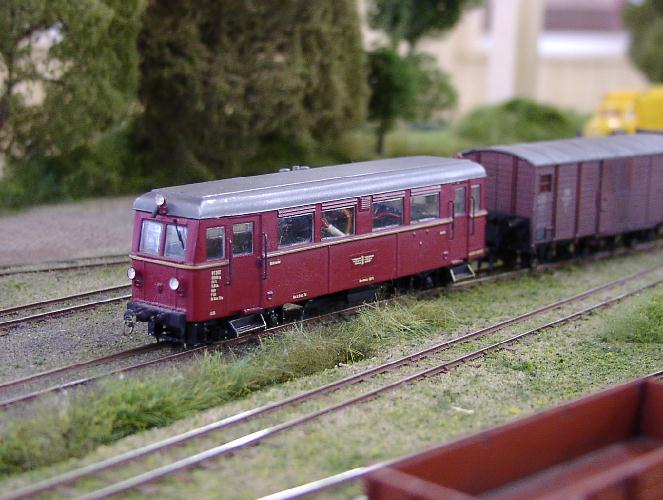VT302 mit G�terzug auf Strecke