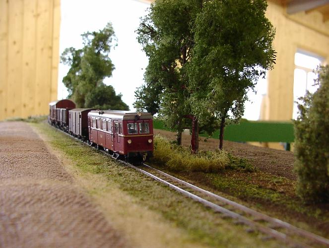 VT302 mit G�terzug auf Strecke