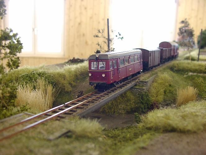 VT302 mit G�terzug auf Strecke