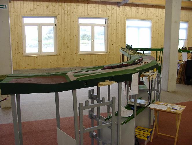 VT302 mit G�terzug in Olnhausen