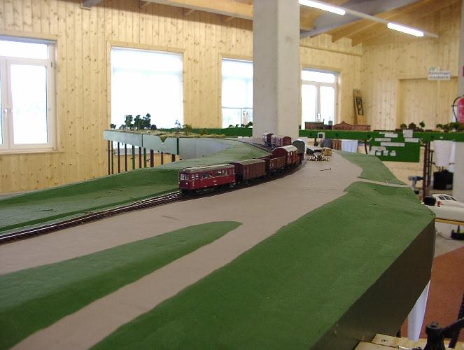 VT302 mit G�terzug in Olnhausen