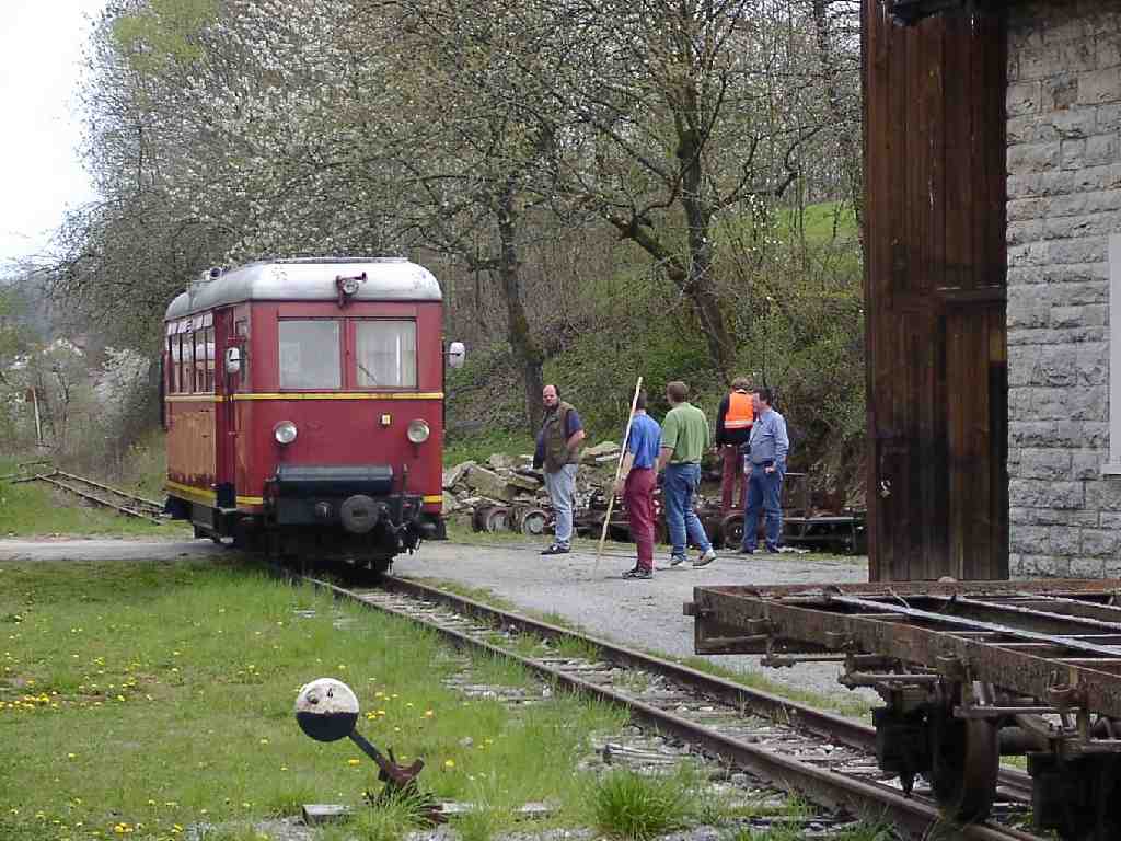 VT302 f�hrt 2004 in Bieringen vor dem Schuppen.