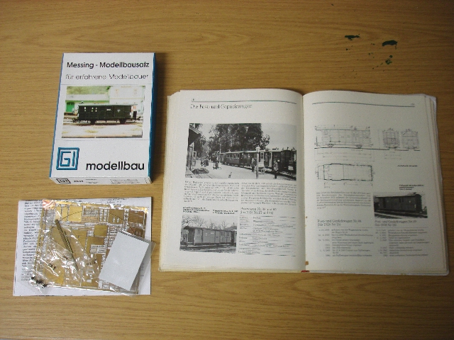 Bausatzinhalt, Bauanleitung und Buch