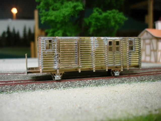 Der Wagen steht, jetzt mit Achsen