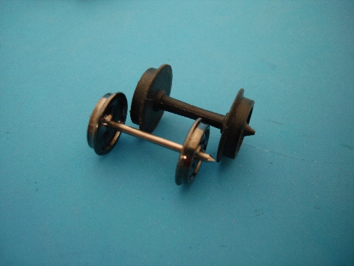 uralt Radatz (Klein) und idealer H0-Radsatz (Luck)