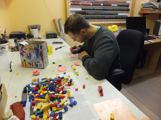 Patrik beim Formenbau