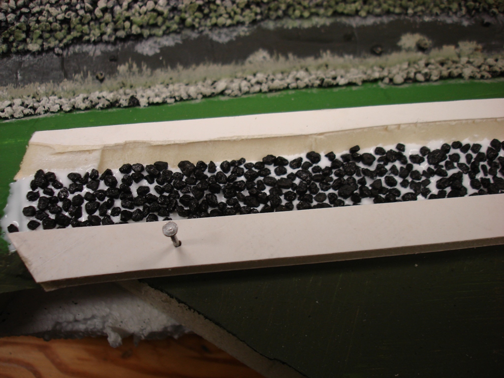 Eine Lage schwarze Steine