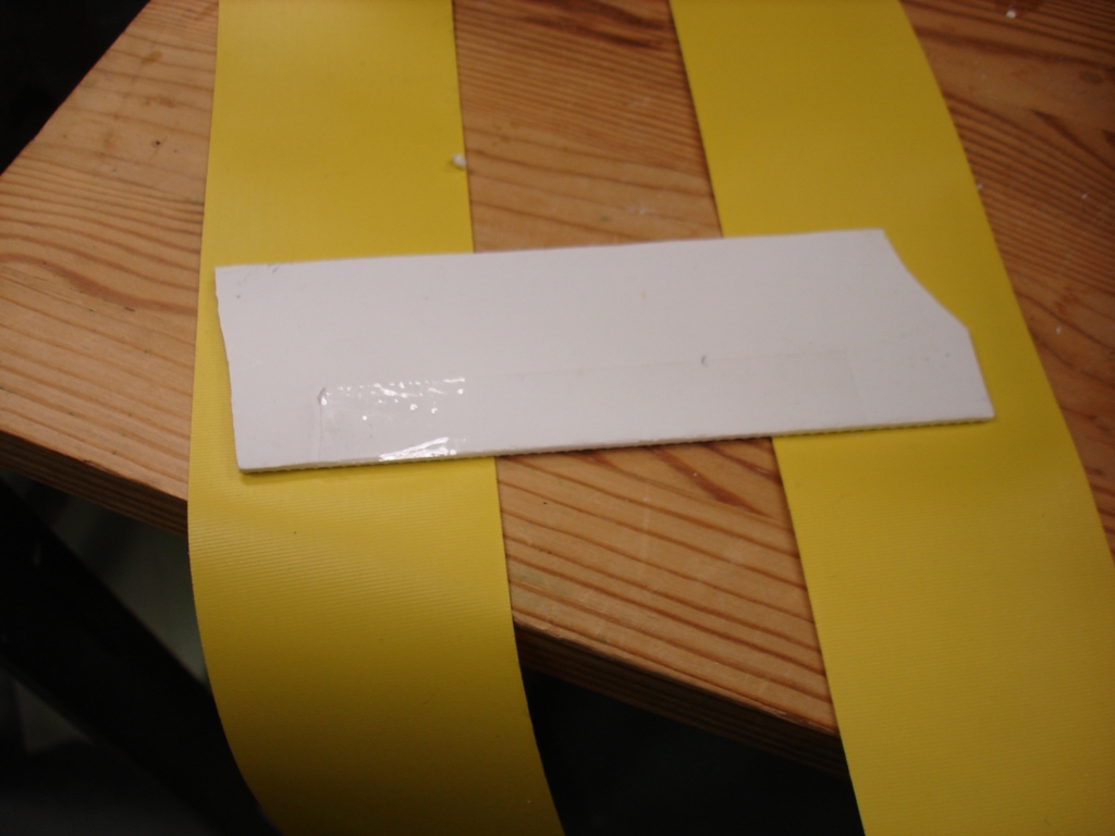 Mauerplatte mit Tesafilm